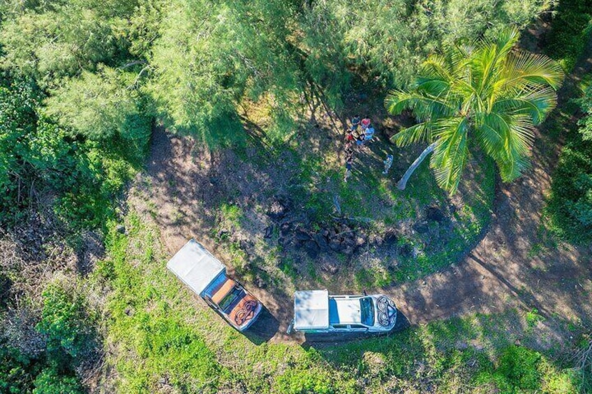 Vue aérienne d’un terrain de camping avec deux véhicules et un palmier. 2