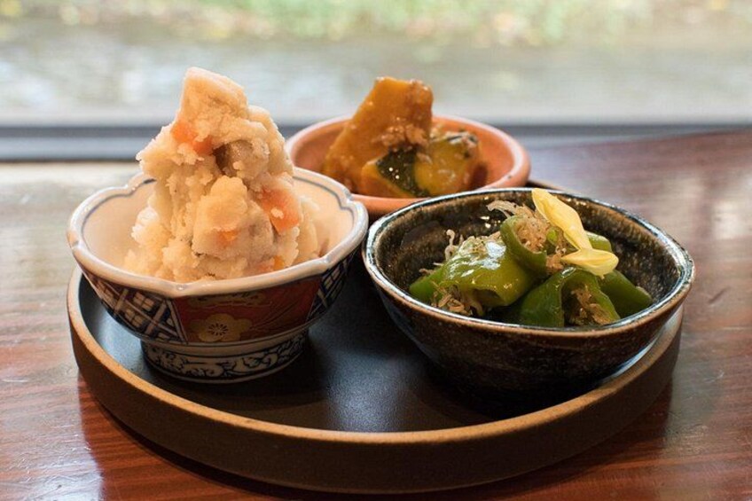 Three bowls of food on a wooden tray. 3