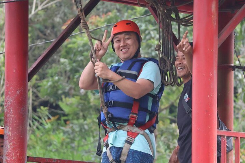 Una persona con chaleco salvavidas azul y casco rojo, agarrándose a una cuerda. 5