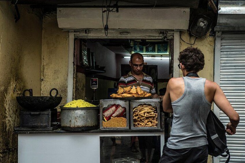 Did anyone say Samosa ? Nomadic tours | Walking tour in Udaipur 1