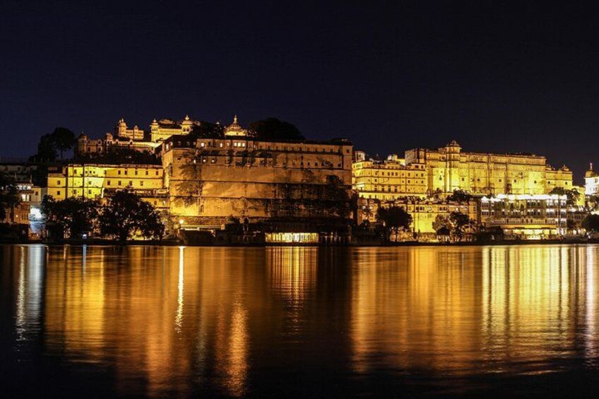 View of City Palace at Night from Ambrai Ghat | Nomadic tours | Walking tour in Udaipur 3