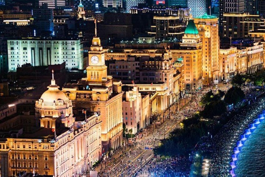 Un paisaje urbano con edificios destacados, un río y una multitud de personas. 2