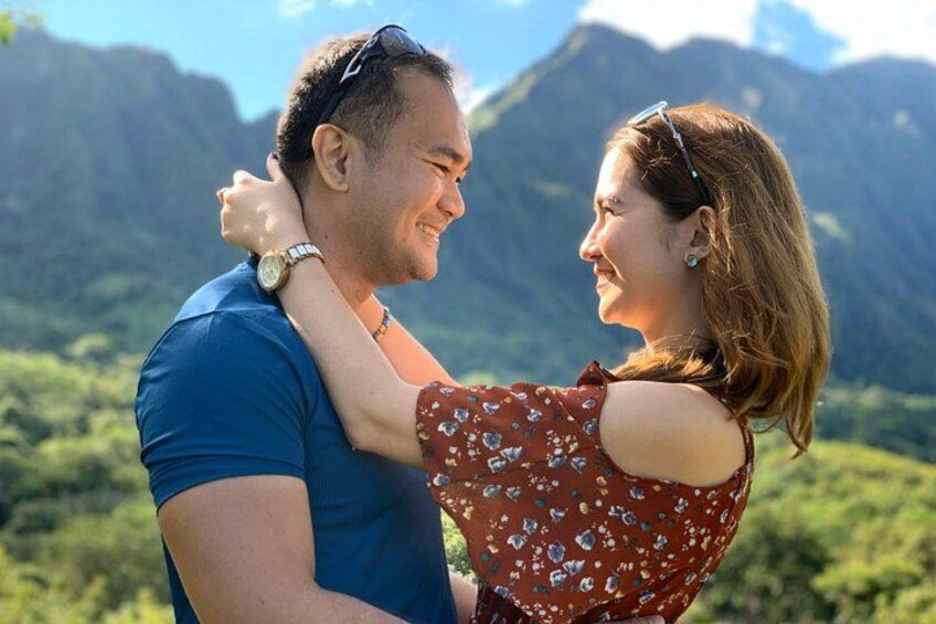 Una pareja abrazándose en un paisaje montañoso. 3