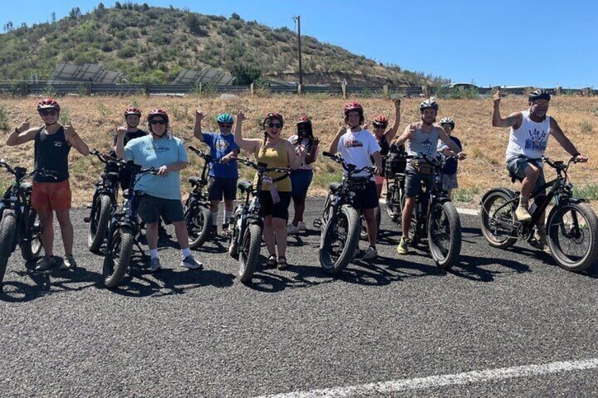 Un grupo de ciclistas en una carretera, con un paisaje montañoso al fondo. 3