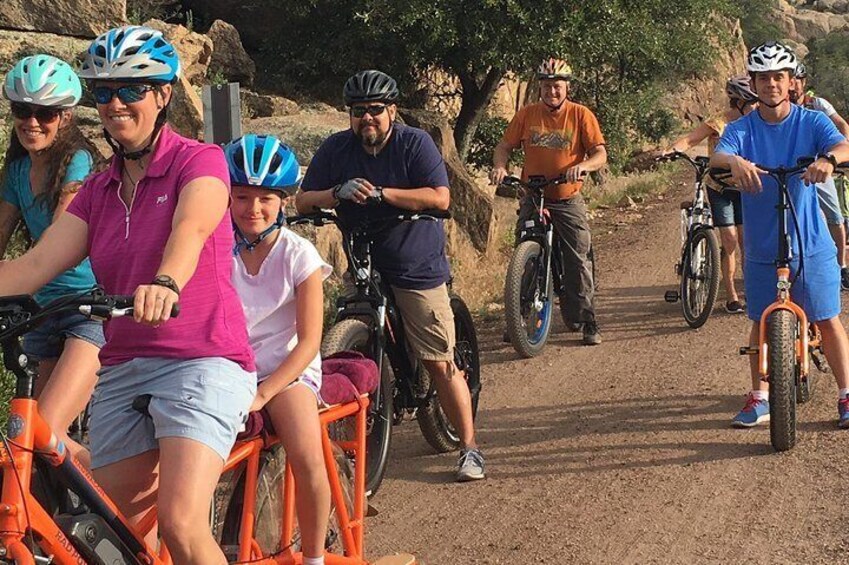 Un grupo de personas pedaleando en un sendero de tierra. 2