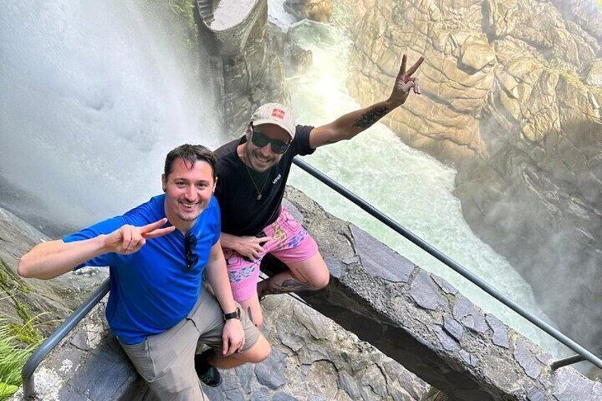 Due persone sedute su una sporgenza di pietra vicino a una cascata. 2