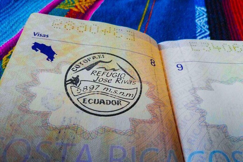 Une page de passeport portant un tampon de visa émis par l’Équateur. 3