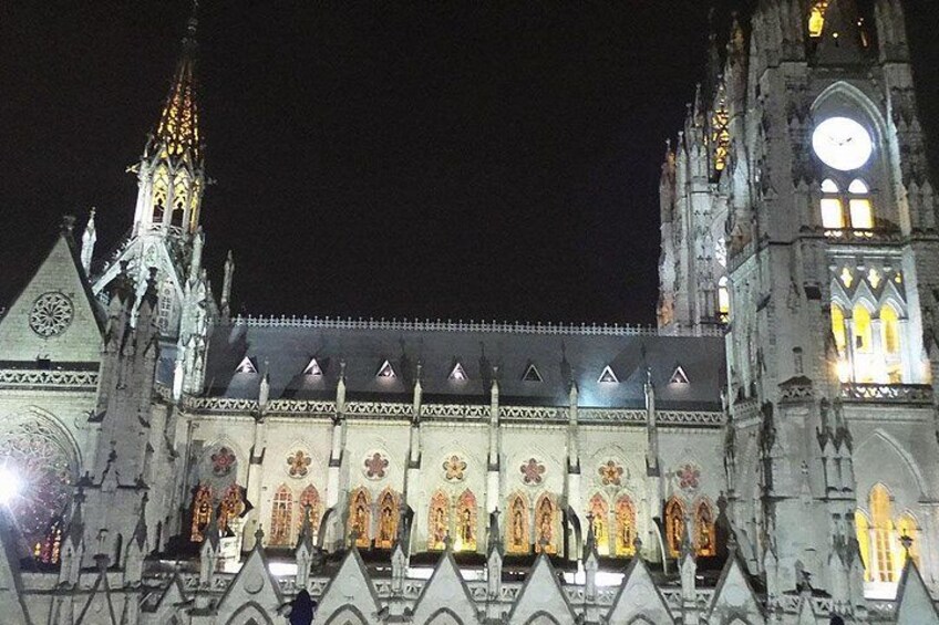 La Basílica Church illuminated 2