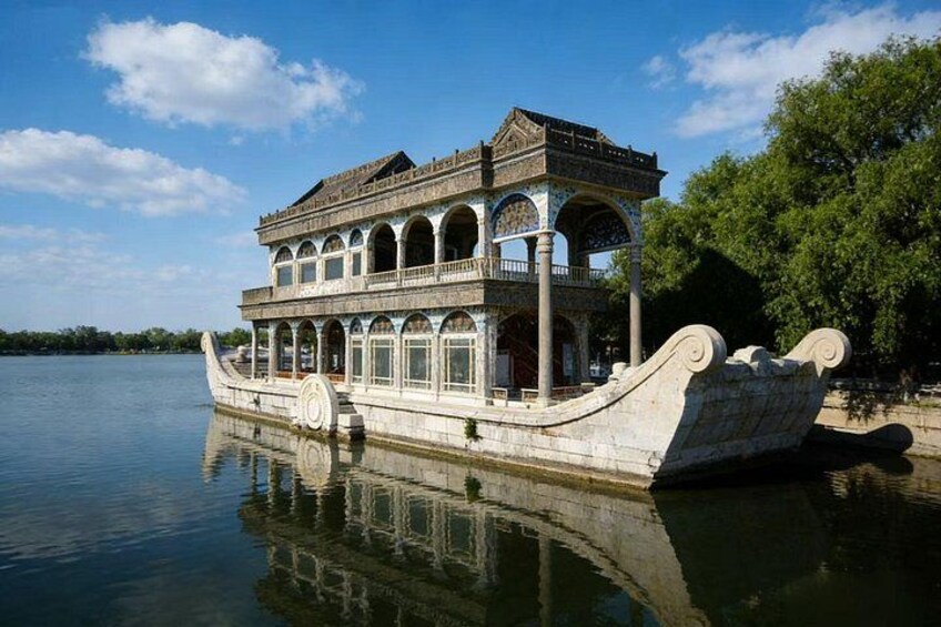 Een traditionele boot met een kioskje op een kalm meer. 5