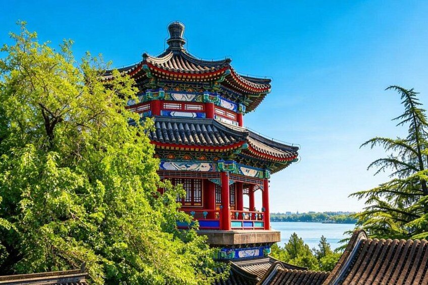 Een traditionele Chinese pagode met uitbundige rode en blauwe details, omgeven door weelderige groene bomen en een heldere blauwe lucht. 3
