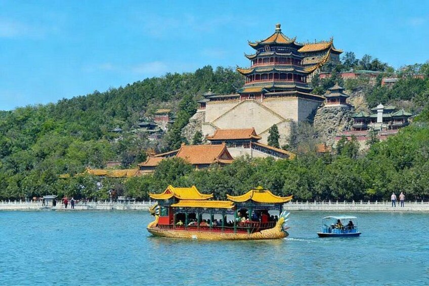 Een traditionele Chinese pagode op een heuvel, een drakenboot op het water, en een kleinere boot in de buurt. 4