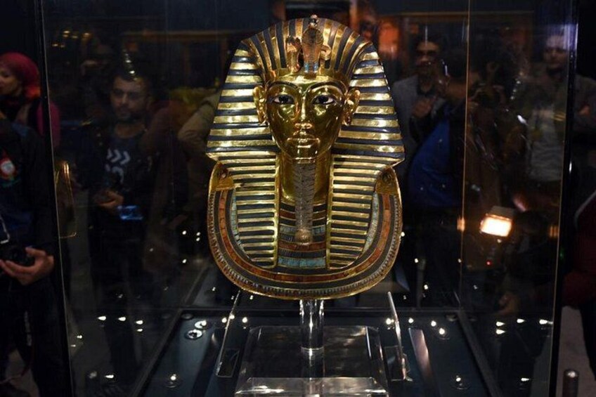 En gylden egyptisk sarkofag med et markant kobras hoved. 2