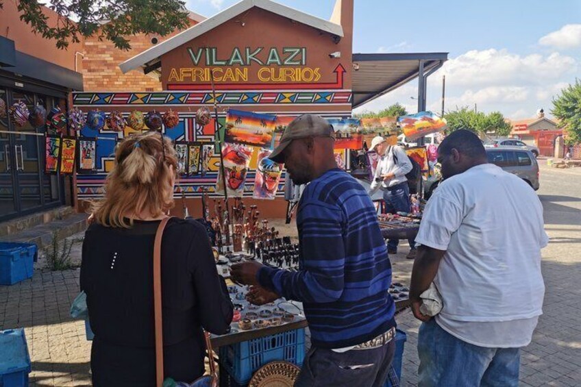 Et gade marked med et skilt, der siger 'VILAKAZI AFRICAN CURIOS'. 3