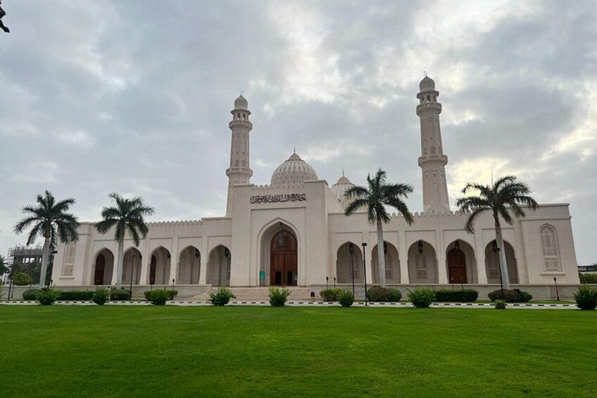 Sultan Qaboos Mosque - The Iconic Islamic Architecture in Salalah 1