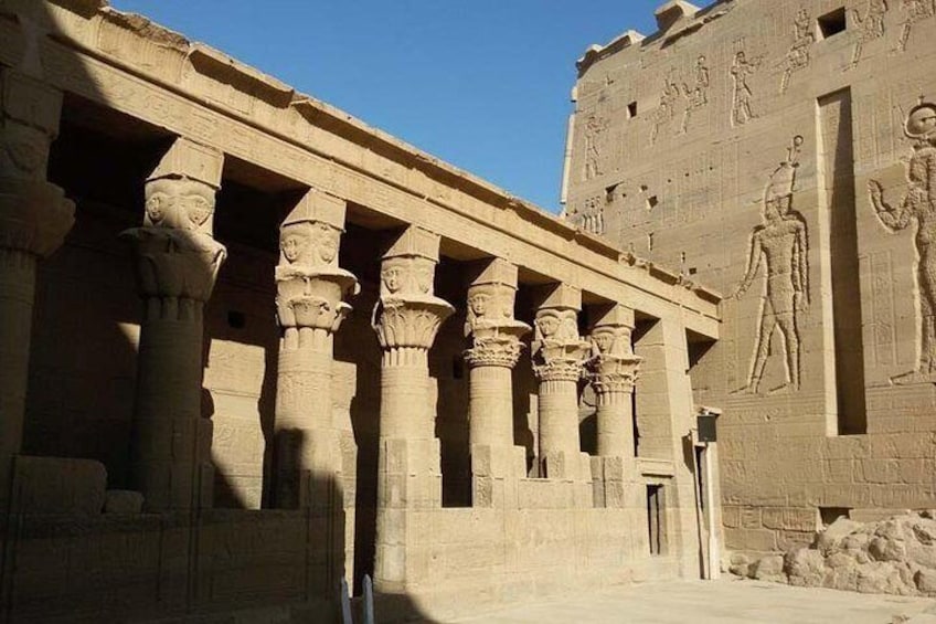 Oude Egyptische tempelkolommen en een groot standbeeld. 1