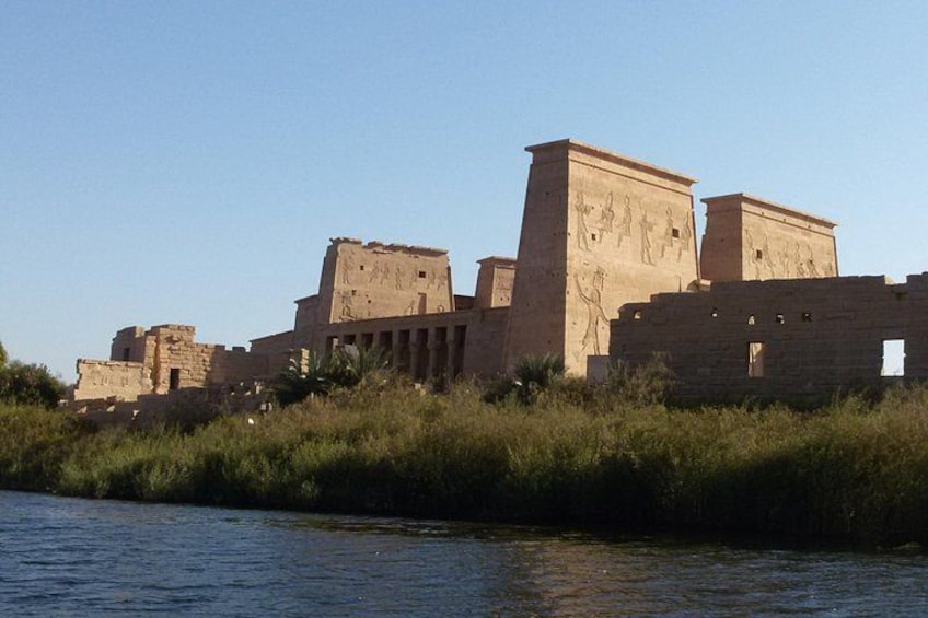 Oude Egyptische ruïnes aan een rivier. 5