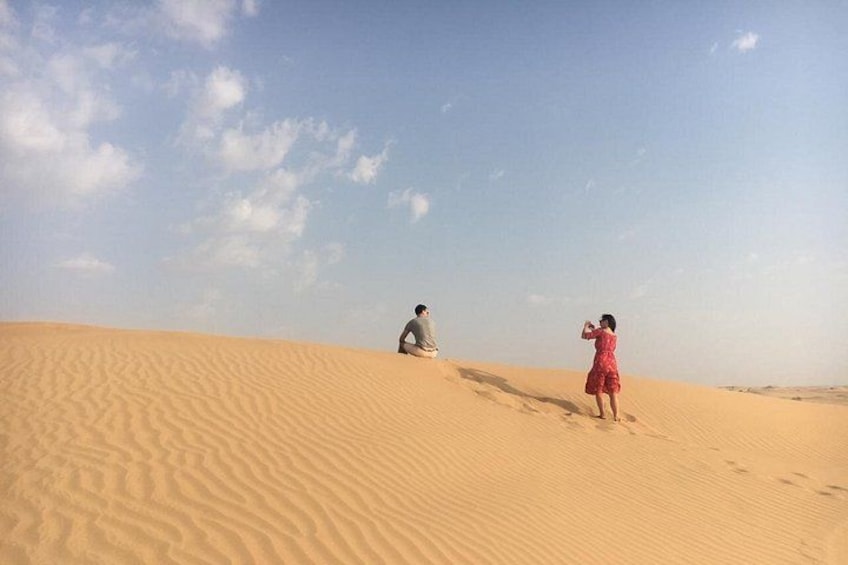 Deux personnes dans un désert, avec des dunes de sable et un ciel dégagé. 2