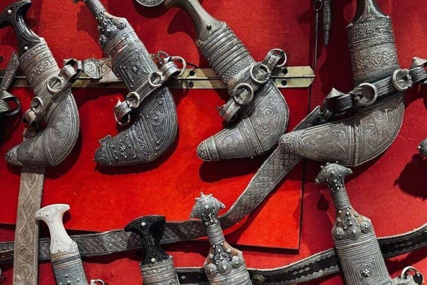 Una colección de espadas medievales ricamente decoradas sobre un fondo rojo. 3