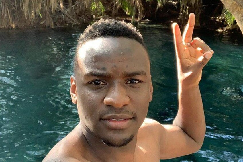 Una persona en el agua con un entorno natural. 2