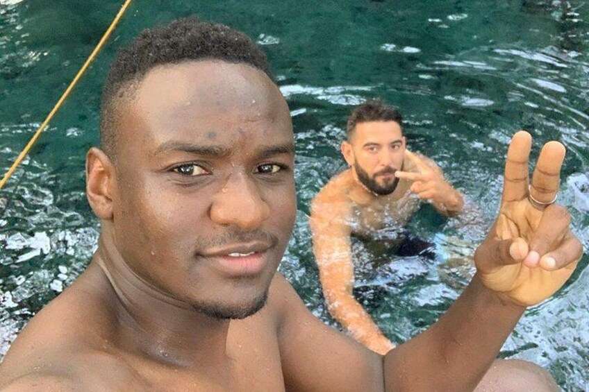 Una persona en una piscina haciendo el signo de la paz. 5