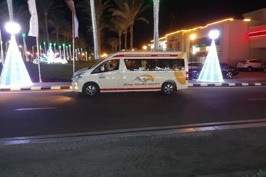 Una camioneta blanca con la leyenda 'Egypt Tours Egypt' circulando por una carretera de noche. 5