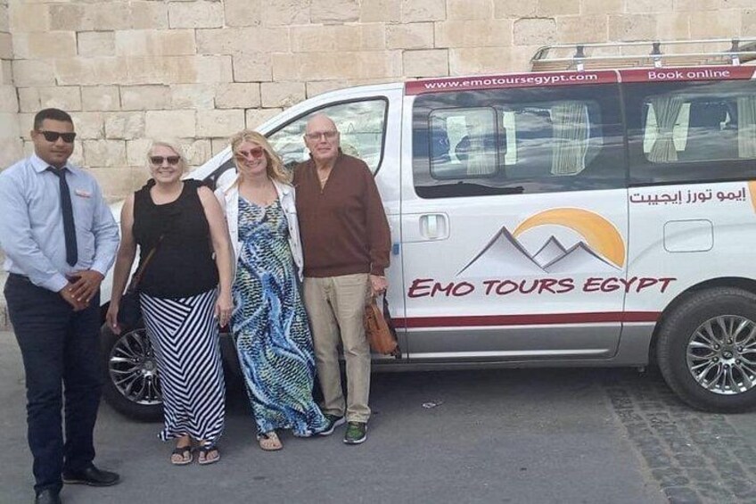 Un grupo de personas de pie frente a una camioneta con la leyenda 'EMO TOURS EGYPT'. 3