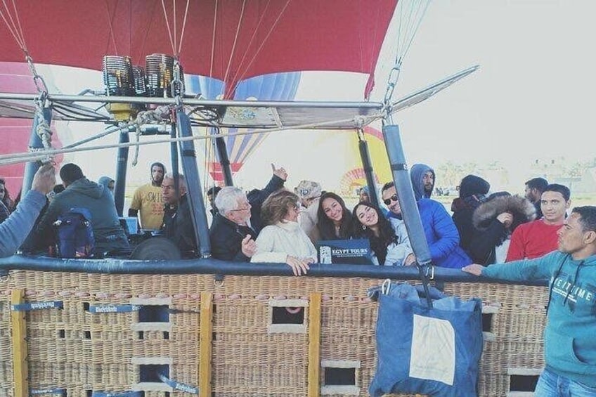 Un globo aerostático con pasajeros y una cesta. 2
