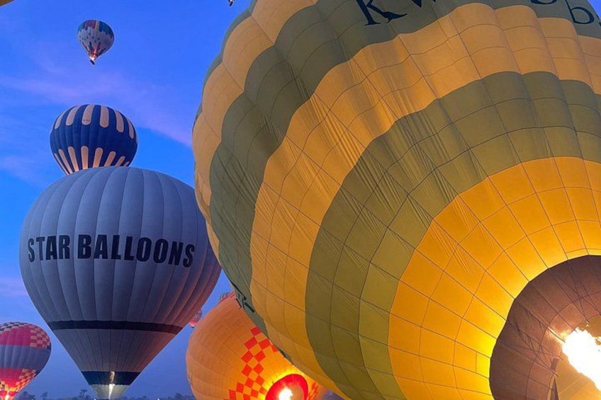 Globos aerostáticos, uno de ellos con la inscripción 'Star Balloons'. 1