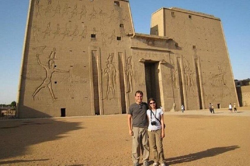 Een groot, oud Egyptisch tempel met hiërogliefen en beeldhouwwerken in de muren. 2