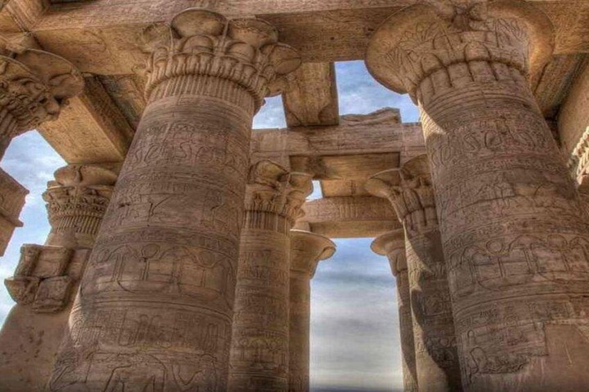 Oude Egyptische kolommen met hiërogliefen. 5