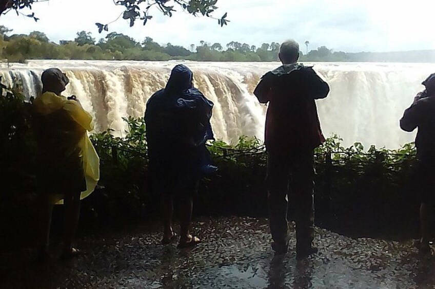 Een waterval met mensen die ervoor staan. 3