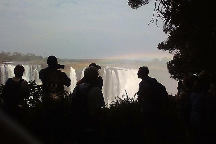 Een waterval, met mensen die ernaar kijken. 2