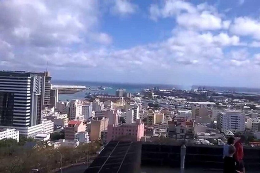 Une vue urbaine avec des bâtiments, une étendue d’eau et un ciel dégagé. 5
