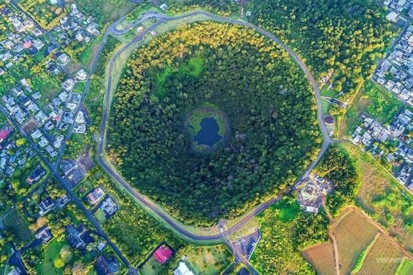 Een luchtbeeld van een park met een meer, omringd door woonwijken en wegen. 5
