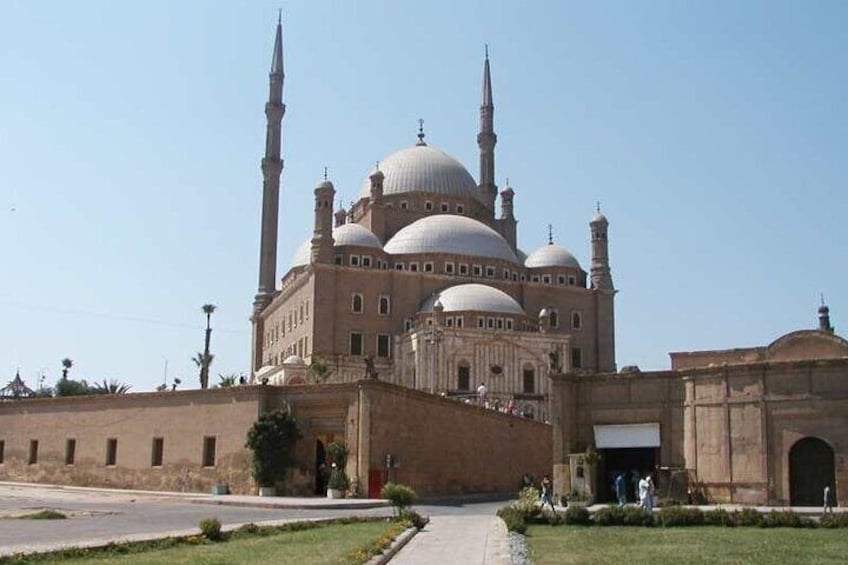 En stor moské med flera kupoler och minareter. 5