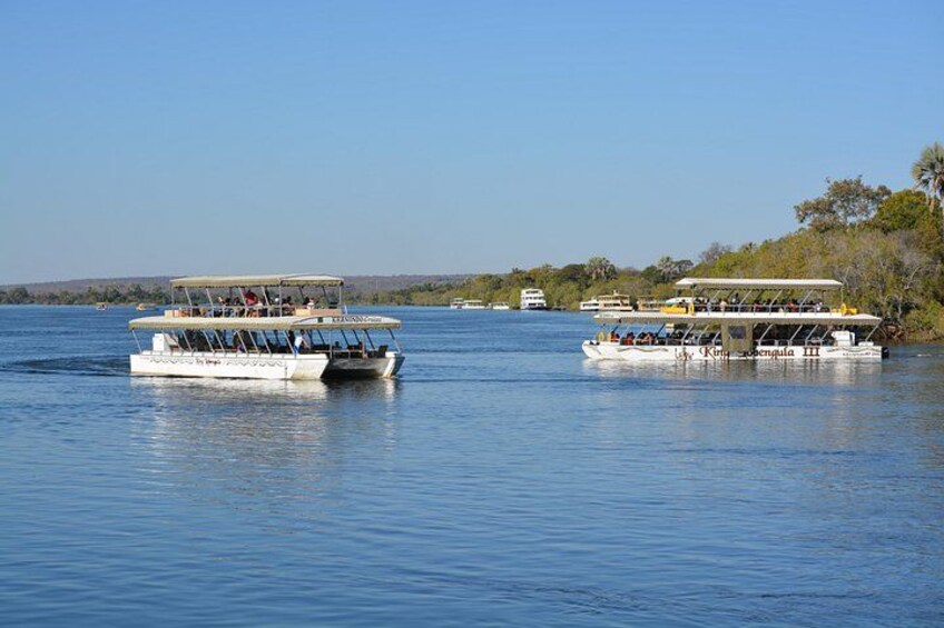 Dos barcos sobre un lago tranquilo con cielos despejados. 4