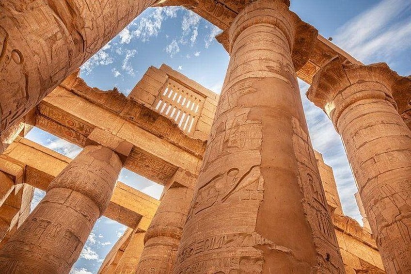 Antiguas columnas de piedra con jeroglíficos, parte de una estructura histórica más grande. 3
