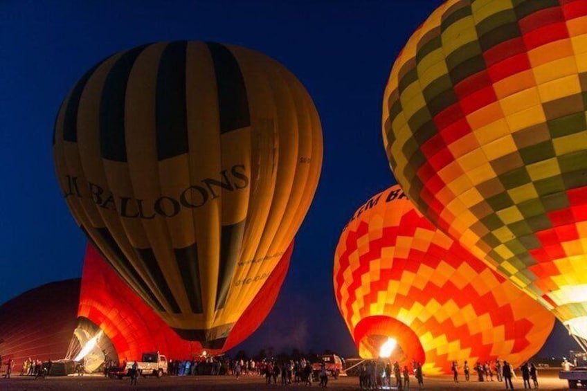 Heenballonnen 's nachts, mensen kijken toe. 3
