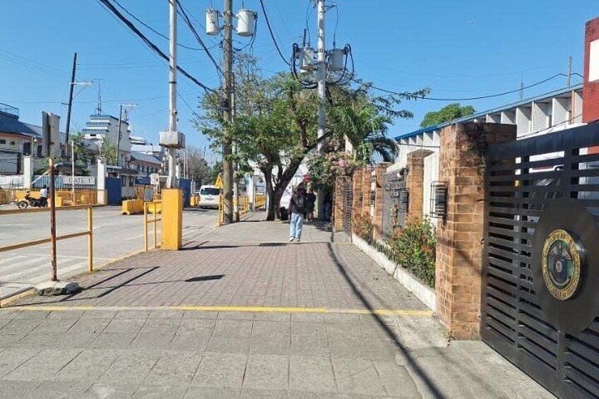 Pick up point for cruiseship passengers at gate 1 3