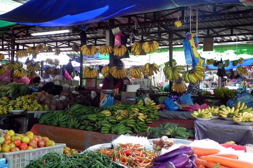Ein Markt mit einer großen Auswahl an Früchten und Gemüsen. 1