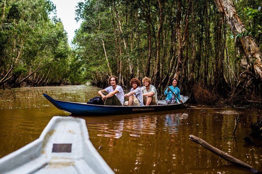 Un grupo de personas en un bote en un río rodeado de vegetación densa. 5