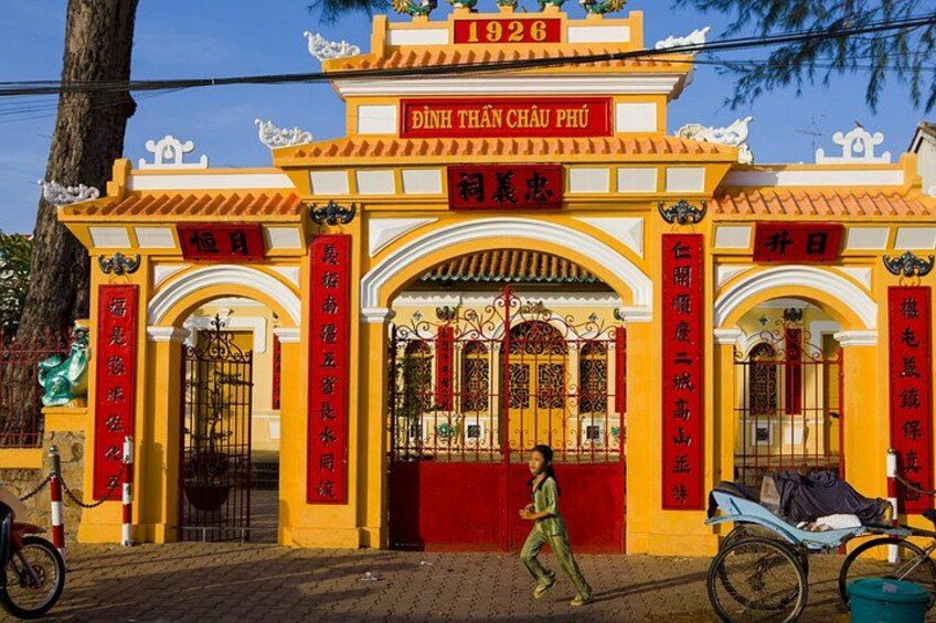 Una puerta tradicional con colores rojo y amarillo, caracteres chinos y un cartel con el año 1926. 3