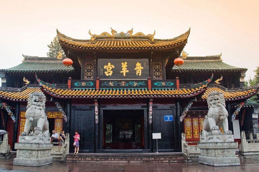 Ein traditionelles chinesisches Gebäude mit aufwendiger Architektur, darunter ein goldenes Dach und Löwenstatuen am Eingang. 2