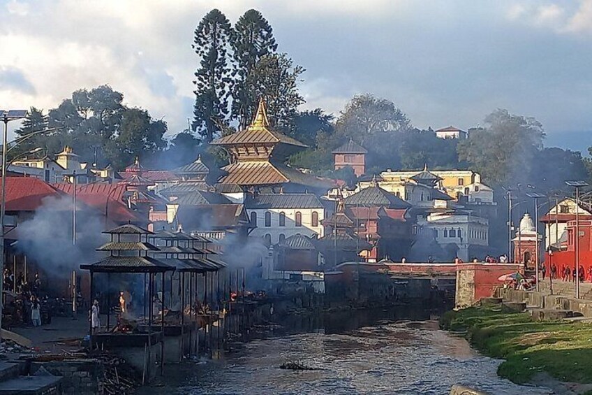 Watch Hindu, devotees, ascetics and cremation at Pashupatinath. 5