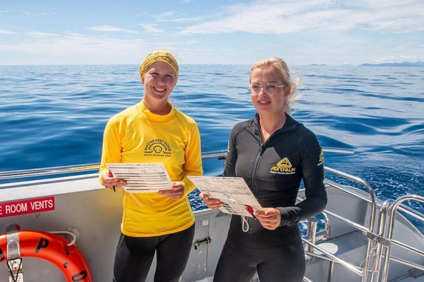 Deux personnes se trouvent sur un bateau, l’une tient une carte et l’autre un guide. 4