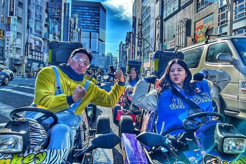 Una calle urbana concurrida con motocicletas y una camioneta. 2