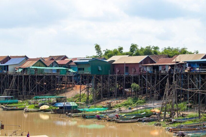 A riverside settlement with stilt houses and boats. 2