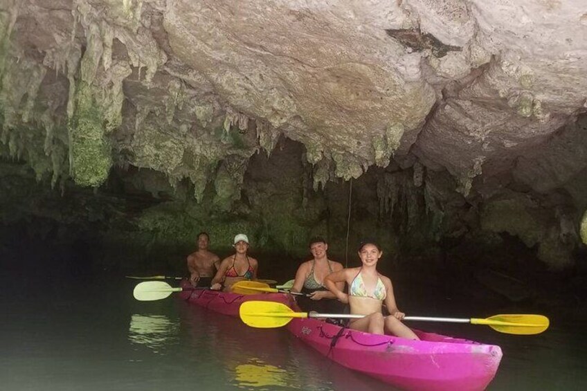 Personas haciendo kayak en una cueva con estalactitas. 2