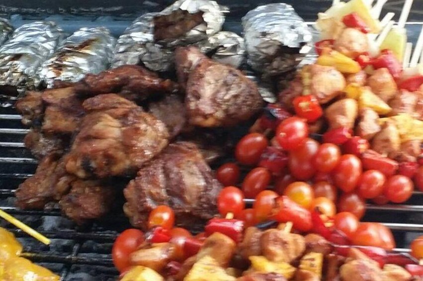 Una parrilla con diferentes carnes y verduras. 4