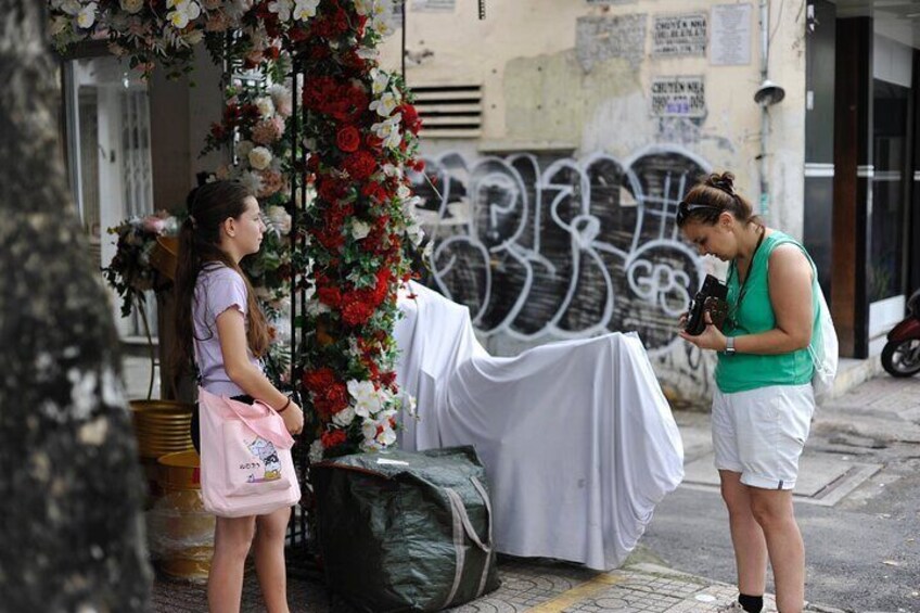 Using Medium Format film camera to discover Saigon 4